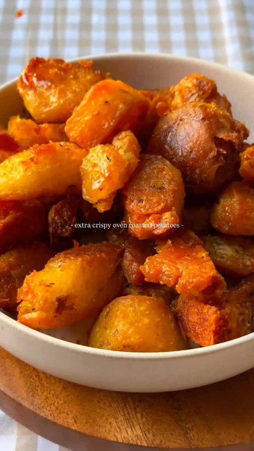 the BEST crunchiest crispiest oven roasted potatoes ever!! 

this is a fool proof recipe for the best potatoes you’ll ever have!! 

comment “roasted potatoes” and i’ll send you the recipe!! 

#potato #crispypotato #potatorecipes #ovenpotatoes #easyrecipe #easysides #appetizer #easybaking #roasties #easydinners #crispy