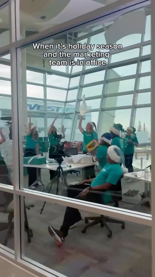 Can anyone relate? 
#westjetchristmas  #holidayseason 

Ça vous dit quelque chose?  #NoelWestJet #tempsdesfêtes