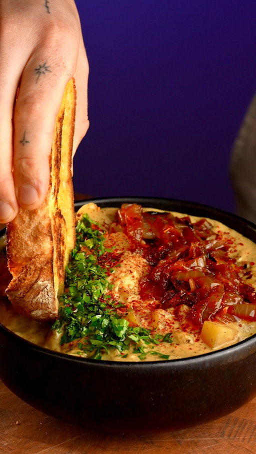 Caramelized Onion Soup (🇩🇪/🇬🇧) *anzeige*

Big shoutout to @hexclad_europe for their HexClad Hybrid Wok.
It has the perfect size and I use it for so many recipes, whether it’s a soup or fried rice. I highly recommend it. Enjoy my new soup recipe. Yours, Kevin 

🇩🇪 Das brauchst du
4 große weiße Zwiebeln
3 Knoblauchzehen, fein gehackt
800 ml Gemüsebrühe
600 g Kartoffeln, 1-cm-Würfel
200 g Frischkäse (v)
Etwas Öl
Salz, Pfeffer
1 EL Thymian
1 EL Senf
Petersilie, fein gehackt
Chiliflocken
Brot zum Dippen

So machst du es
	1.	Zwiebeln in Halbringe schneiden und in etwas Öl mit einer Prise Salz 15–20 Minuten karamellisieren.
	2.	Knoblauch, Thymian, Pfeffer und Senf einrühren und kurz mitbraten.
	3.	Frischkäse einrühren, bis er vollständig schmilzt.
	4.	Mit Gemüsebrühe aufgießen und aufkochen lassen.
	5.	Kartoffelwürfel zugeben und 15 Minuten weich köcheln.
	6.	Mit Salz und Pfeffer abschmecken.
	7.	Mit Petersilie und Chiliflocken toppen. Brot separat rösten und servieren.

🇬🇧 What you need
4 large white onions
3 garlic cloves, finely chopped
800 ml vegetable broth
600 g potatoes, 1-cm cubes
200 g cream cheese (v)
Some oil
Salt, pepper
1 tbsp thyme
1 tbsp mustard
Finely chopped parsley
Chili flakes
Bread for dipping

How to make it
	1.	Slice the onions and caramelize them in some oil with a pinch of salt for 15–20 minutes.
	2.	Add garlic, thyme, pepper and mustard and briefly sauté.
	3.	Stir in the cream cheese until fully melted.
	4.	Pour in the vegetable broth and bring to a boil.
	5.	Add the potato cubes and simmer for 15 minutes until tender.
	6.	Season with salt and pepper.
	7.	Top with parsley and chili flakes. Serve with toasted bread on the side.

#caramelized #onion #soup #potato #recipe