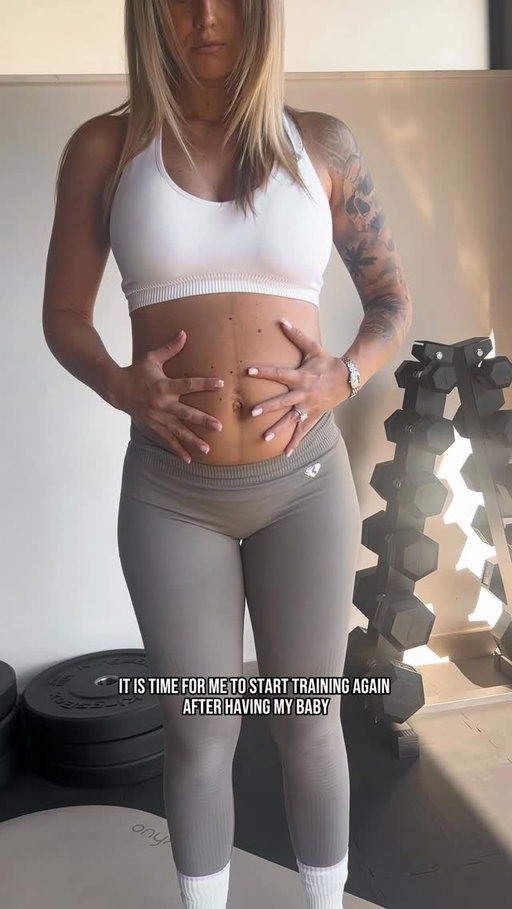 How I healed and trained last time is in the @ownuapp thats currently on sale for up to 40% off! Link in my bio! 😁

The secret to a flat belly postpartum (and in general) is a strong core. After having a baby our abs have separated and are severely weakened which we want to fix. If we don’t it can lead to back pain, hip pain, bad posture, leakage, heaviness in pelvic floor etc. 

So mamas when looking at your new belly I want to remind you most likely should not focus on weight loss, focus on strength. That is what will make you feel strong, healthy and tighten your mid section again. No amount of cardio or diet can fix that. 

I’m excited for this journey again 😃