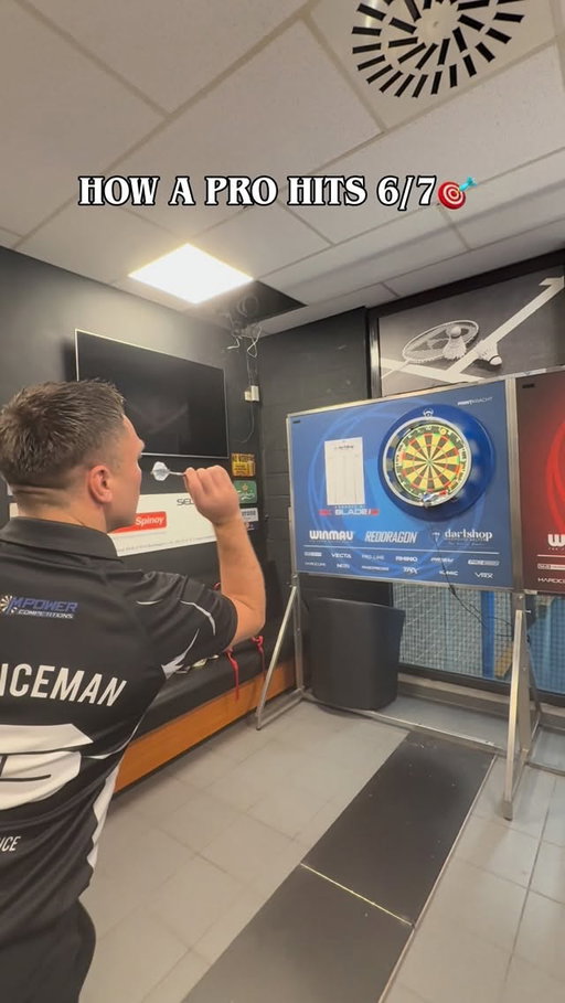 A Pro 6/7 versus a Noob 6/7 in darts 😃🎯

#TopofDarts #backstage