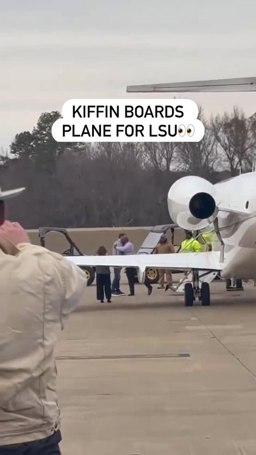 Lane Kiffin boarding his plane after accepting the LSU job😳

(via GohLes1/X)