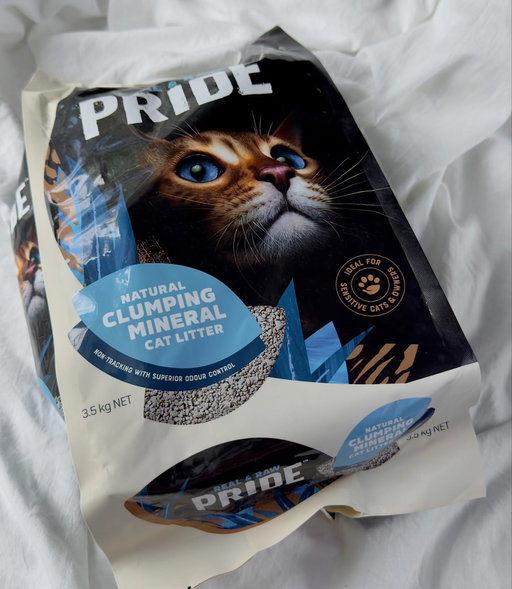 Pride Mineral Clumping Clay Litter comes in simple, durable packaging and has a fine, soft texture with surprisingly low dust. 
It keeps our litter area clean with minimal tracking, forms tight clumps that are easy to scoop, and effectively manages odour.

@influenster @pridecatsau 
.
Available at @woolworths_au 
.

#melbourne_desi_girl #complimentary #pridelitter #pridecats #realandraw #melbourne