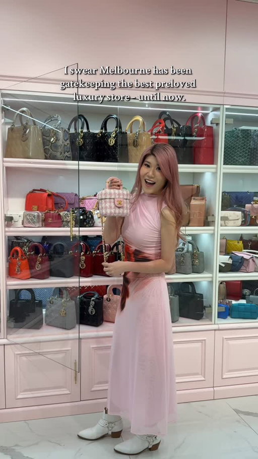 Melbourne girlies… I found the hidden luxury store you’ve probably walked past a hundred times without realising.

Preloved CHANEL, LV, Hermès and more - all 100% authentic, beautifully kept, and honestly some of the best prices I’ve seen here (especially compared to Japan/Korea 👀).

If you’re thinking of buying your first designer bag, or you want to upgrade without the retail price tag… save this for later ✨

And if you have friends who love a good luxury find, send this to them too 💌

📍 @ahli_lux_bag 

#melbourneluxury
#preloveddesigner
#melbourneshopping
#luxuryresaleaustralia
#designerbagmelbourne