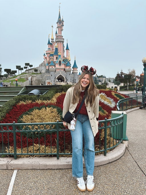 A quick break from writing magic with… ah yes, more magic 🧐🏰✨🐭🎄A whistle-stop 24 hours in Disneyland Paris is always a good idea ❤️