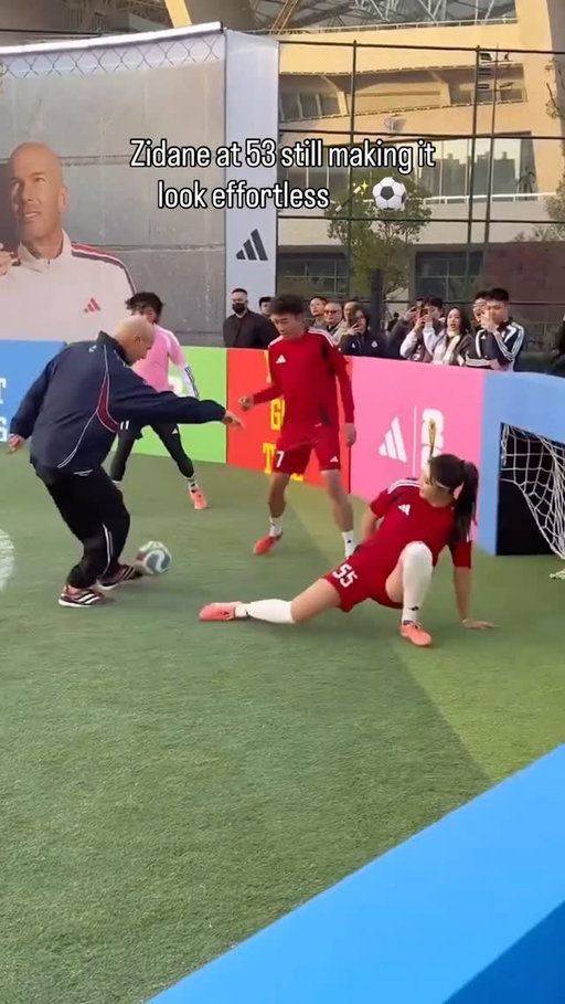 Zinedine Zidane returns to China after seven years to kick off a new season of the Adidas Campus Football Training Camp and to play football with locals 💫

🎥 / @marcelo_botines