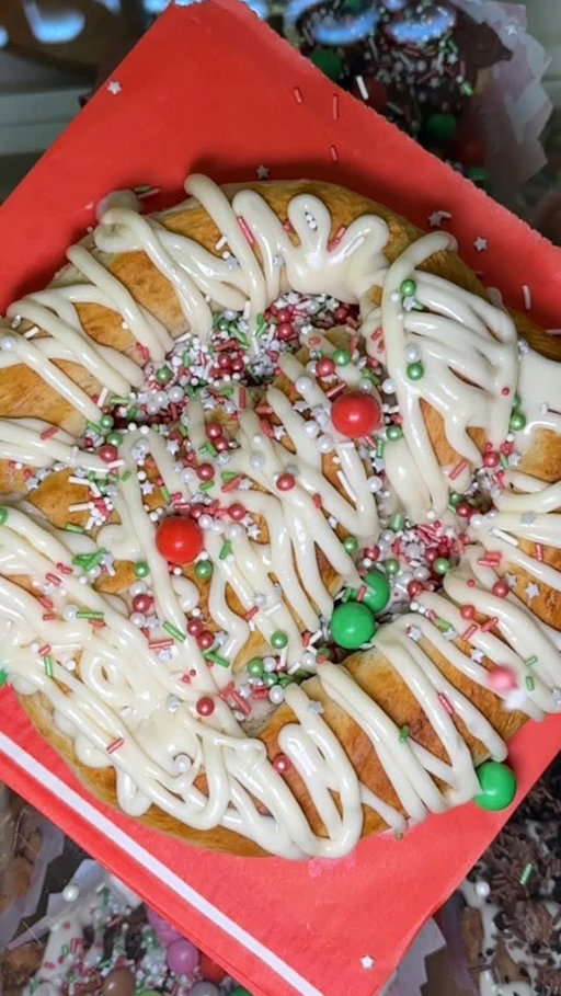 December = the Christmas sprinkles are OUT! 😍🎉
