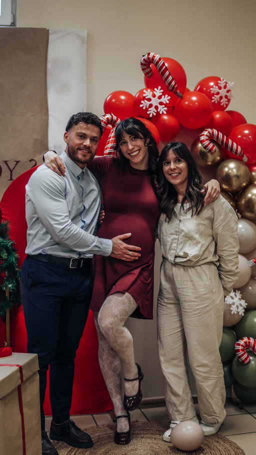 Une des plus belles surprises 😍✨
Ma petite sœur d’amour est enceinte, et hier elle faisait la révélation du sexe de son petit bébé. On est plus que proches et malheureusement séparées par 800 km… donc pas toujours facile de vivre tous les évènements ensemble, mais les plus importants, il me paraît impensable de les louper. 🥹🙏🏼
.
Alors j’ai pris mes billets d’avion, et j’ai fait un aller-retour express sans lui dire, rien que pour elle. 🫶🏼
 .
Ceci dit, je suis trop heureuse d’avoir bientôt un cousin d’amour pour Andrea et de devenir tata gaga, de vivre ça très rapprochements. Encore félicitations à vous mes cœurs. Je vous aime si fort 🩵
______________
#babymom #pregnant #baby #babyboy #famille #family #bebé #bebe #love #amour #babylove #bebegarcon #bebegarçon #boy #garçon #familygoal #sisters #soeurs #pregnantsisters #soeursenceintes #enceinte #grossesse #futuremaman #surprise #genderreveal #genderrevealparty #momentenfamille #ventrerond