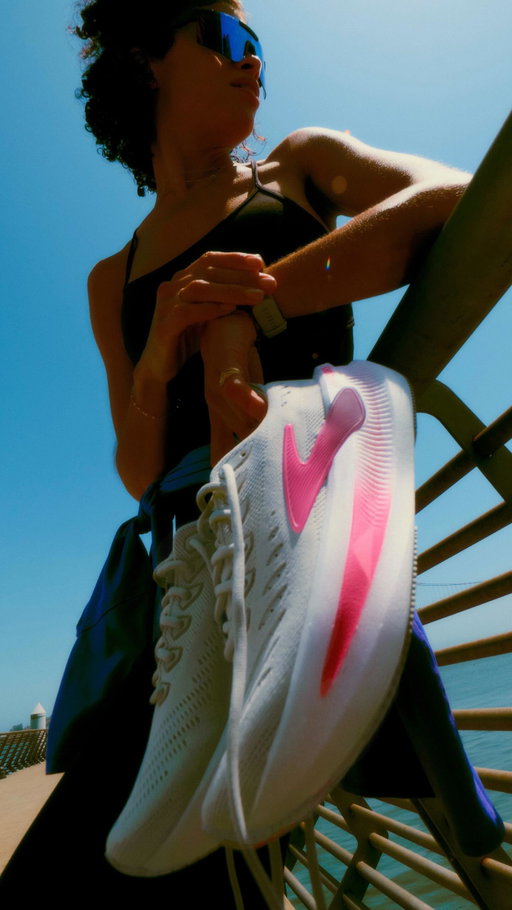 Go on a run that never runs out in the Glycerin Max 2. 

Dual-cell DNA TUNED cushion is optimized for soft landings and powerful toe-offs to help you truly tune out and max your run.