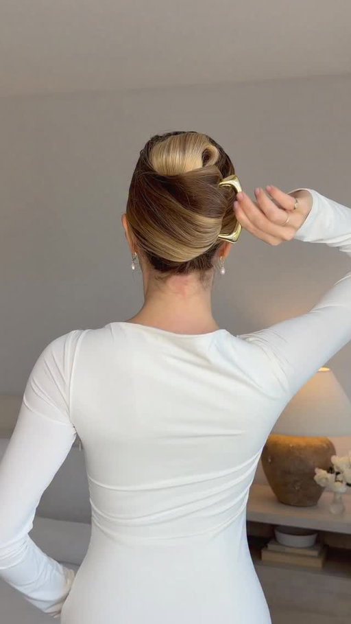 easy French twist with a French hair pin❤️

#hairstyles #hairtutorial #frenchtwist #longhairstyles #hairvideo