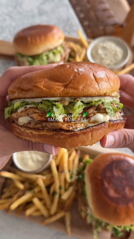 Chicken Caesar Smash Burgers 🍔🥬 Because if we’re choosing chicken burgers over a classic, we’ve got to go big 🤗

Full recipe up on the blog as always — www.moribyan.com or follow the link in bio!

#burgers #salad #recipe