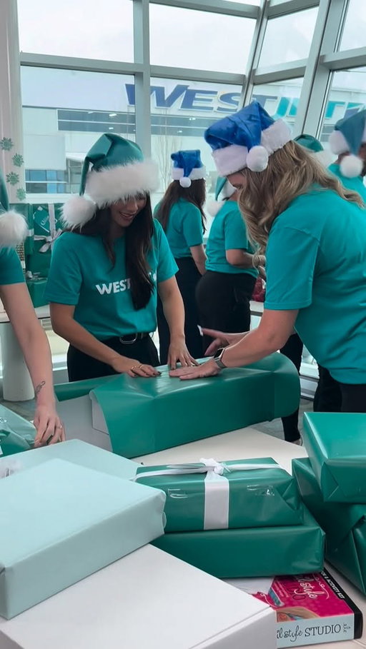 What are we up to? 😏🤔 #WestJetChristmas #WestJet
 
Qu’est-ce que nous mijotons?😏🤔 #NoelWestJet #WestJet