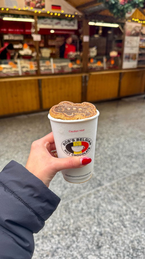 The best hot chocolate stand at the Chicago christkindlmarket is @bobsbelgianhotchocolate

@thechristkindlmarket