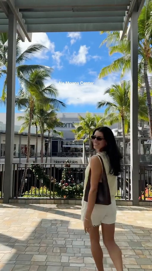 Hawai’i girlies know that an @alamoanacenter day always hits the spot 🛍️ From the best shopping to delicious dining, it’s a must-do when on Oahu.🌴
#ad #alamoanacenter_partner #alamoanacenter ⁣