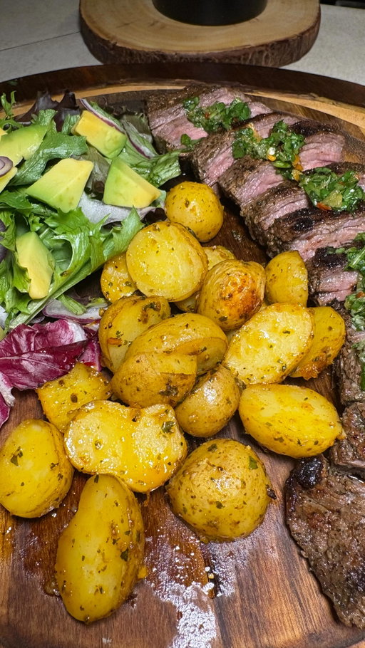 Monday dinner for family of 4 🇵🇷🔥
Steak + chimichurri + crispy potatoes = elite
#FoodTok #TikTokFood #PuertoRicanCuisine #LatinFood #SteakLovers #HomeCooking #FlavorExplosion #Boricua