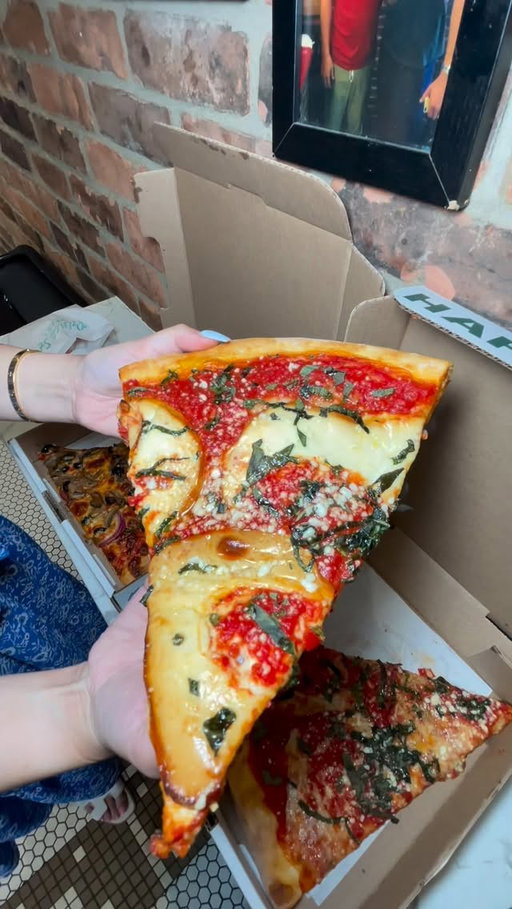 I finally tried the viral @psp_ca and i think this might just be my new favourite slice 🤤 Let me know which pizza spot i should try next👀🍕

#pizza #foodtiktok #comfortfood #latenight #toronto #fyp #foryoupage #viralfood
