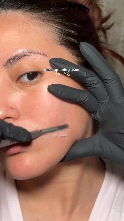 Dermaplaning once a month keeps the dusties + the crusties away 😮‍💨🪒✨ Thank me later.
@isdinusa hyaluronic serum
@firstaidbeauty Ultra Repair Cream

#dermaplaningfacial #dermaplaning #skincarethatworks #skincaretreatment