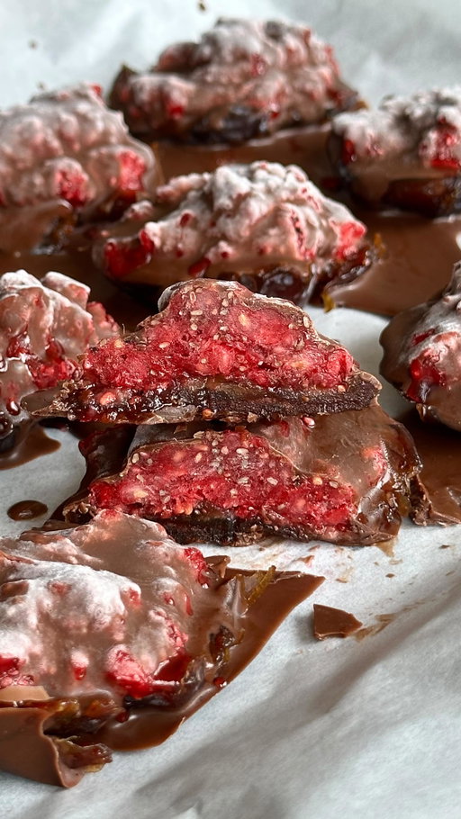 5 Ingredient No-Bake Choc Raspberry Jam Bites 💌

This is 555 - a series where I’m sharing 5 ingredient recipes, 5 days a week, for 5 weeks!

Recipe 17 are my no-bake choc raspberry jam bites that taste super indulgent and luscious, yet take little effort and time. 

👉 Comment “RASPBERRY” and I’ll DM you the recipe, or grab it off my website link in my bio!

#555 #5ingredientrecipes #easyrecipes #nobake #raspberrychiajam #dates #darkchocolate #veganrecipes