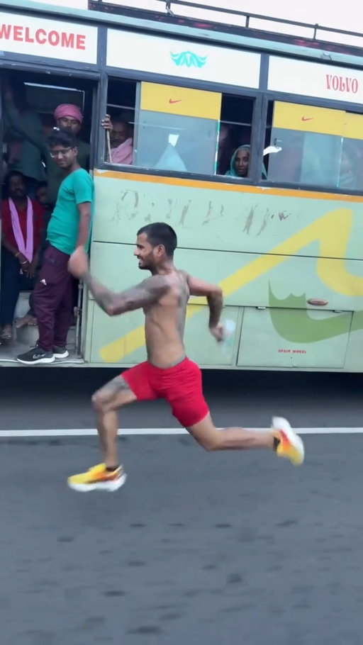 Keeping up with a bus w/ @sprinter_gopi 🤯 #Speed #sprinting #commute #BeastMode #TrackStar