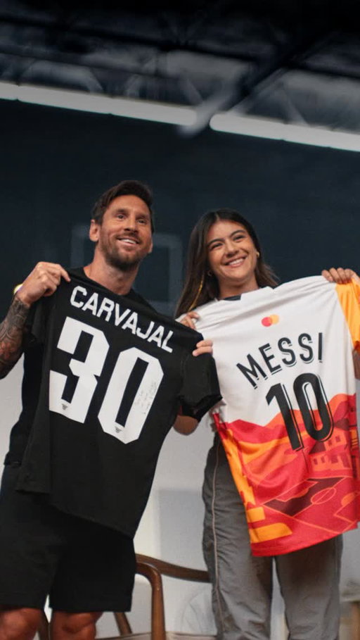Estoy muy feliz de compartirles mi primer intercambio de camiseta con un fan. Definitivamente fue una Sorpresa Priceless con @mastercard y @sofiacarvajal_9. No se lo pierdan, esto recién arranca. ⚽✨ Cuando la admiración es mutua: #priceless   I’m really happy to share my first ever fan jersey swap in the ultimate Priceless Surprise with @mastercard and Sofia. Stay tuned, this is only the beginning. ⚽✨ When admiration goes both ways: #priceless