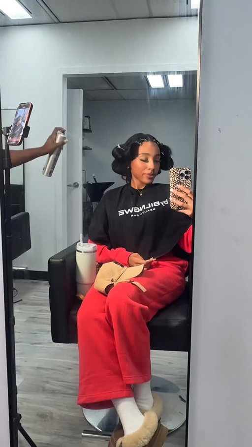 Un petit passage au salon @bybilngwe.beautybar ✨ Rien de mieux qu’une pause d’extension fraîche pour le temps des fêtes 🎄🎅🏽 #montreal #creatricedecontenu #quebecinfluencer #canadiancontentcreator #canadianinfluencer #montrealinfluencer #hairvlog #sewinweave #sewin #kinkystraighthair