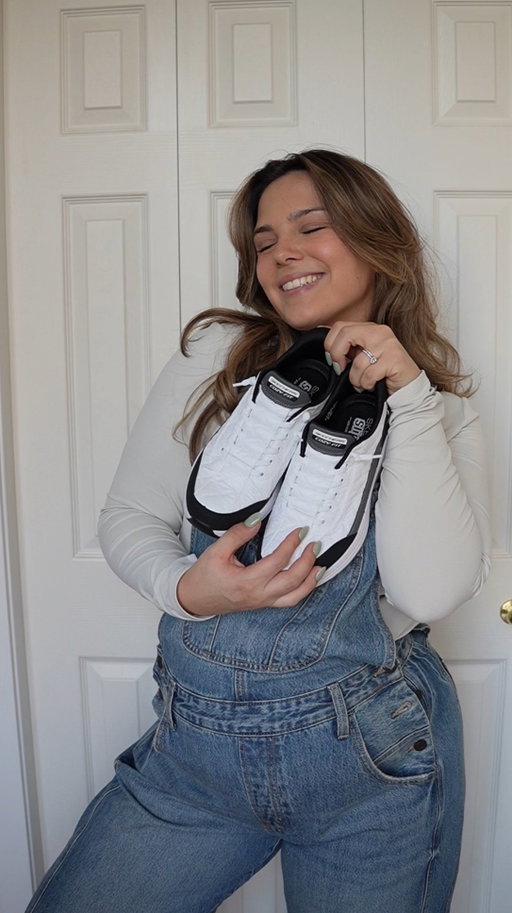 A third trimester essential 🤍 head to @skechers.canada to check these out! 

#SkechersCanada_Partner #thirdtrimester #pregnancymusthave #pregnancyessentials