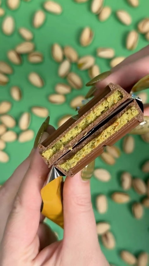 Unwrapping our new Hershey’s Dubai Inspired Chocolate Bar… #ASMR style 😌💚

We only made 10,000 of these bars. After that, they’re gone! Get yours on @gopuff in New York City, Philadelphia, and Chicago or in-person at @hersheyschocolateworld in Times Square starting on December 4th at 10:00 AM EST.

#dubaichocolate #hersheys