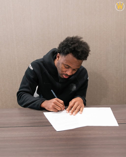 Signed, sealed & delivered ✍️ #SeaDubs