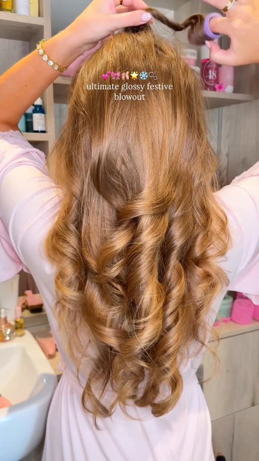 ultimate glossy festive bouncy blowout 💕🎀🩰🌟❄️🫧

products
@kerastase_official gloss absolu shampoo*
@kerastase_official gloss absolu insta glaze*
@aquishair hair flip*
@tangleteezer detangler brush*
@gisou honey milk 5 in 1 styling cream*
@lorealpro volume extra full mousse*
@dysonbeauty airwrap
@hairbysammcknight the big set rollers*
@kerastase_official glaze drops*
@gisou honey infused hair perfume*

(*pr products)

#hairgloss #hairtreatment #haircare #hairroutine #haircareroutine #hair #hairtransformation #hairtrends #gloss #glossyhair