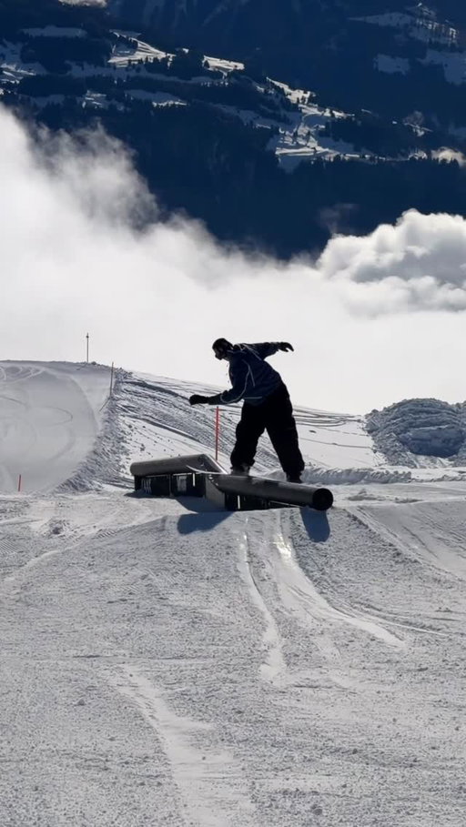 Jibbin @snowparklaax
🤳: @lorenzopeeters