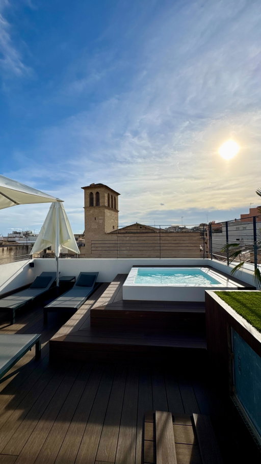 Sunny days on the rooftop of @summumhotel … pool, jacuzzi & pure Mediterranean luxury ☀️✨
Want to stay here on your next trip? → DM @explloringlocations 🩵