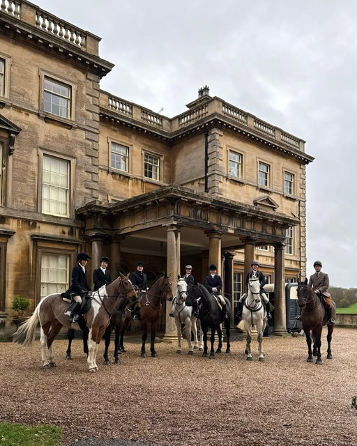A feeling of going back in time…hedge hopping through the English countryside is a feeling I wish you could bottle up. *disclaimer: this is NOT animal / fox hunting* 

A huge thank you to @bunbury_equine_art @prestwoldhall @george_pdl for hosting us so spectacularly!

Wearing @equetechclothing & @hollandcooperequestrian