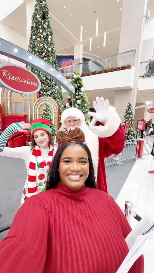 Holiday magic was in FULL effect at @southdalecenter ✨✨🎁 Simon Malls gave away $1 million in gift cards nationwide on Black Friday and I got to watch the magic unfold in real time! #Sponsored #itsaBLACKFRIDAYthing #itsaSIMONthing