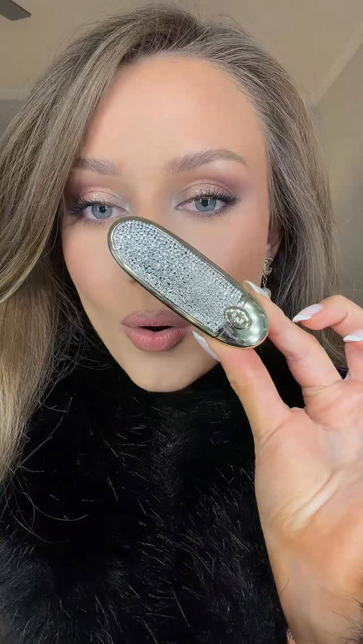 The queen of all lipsticks 💎 @guerlain Shade 518
.
.
.
.
.
#guerlainlipstick #guerlainlipstickcase