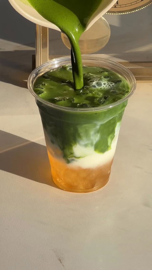 longan honey matcha latte 🍯✨

recipe:
〰️pebble ice
〰️1-2tsp longan honey + splash of hot water
〰️1/2cup milk
〰️2tsp matcha powder + 40ml warm water

#homecafe #matcharecipe #matcha #icedmatcha