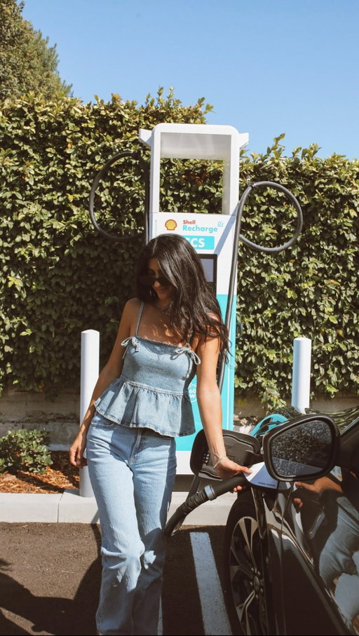 As someone who is always on-the-go, it’s awesome to know that Shell Recharge can keep up with my pace. I love using the Shell App to manage my charge and pay, so I’m always in charge of my recharge. 

#shellrecharge #evlife