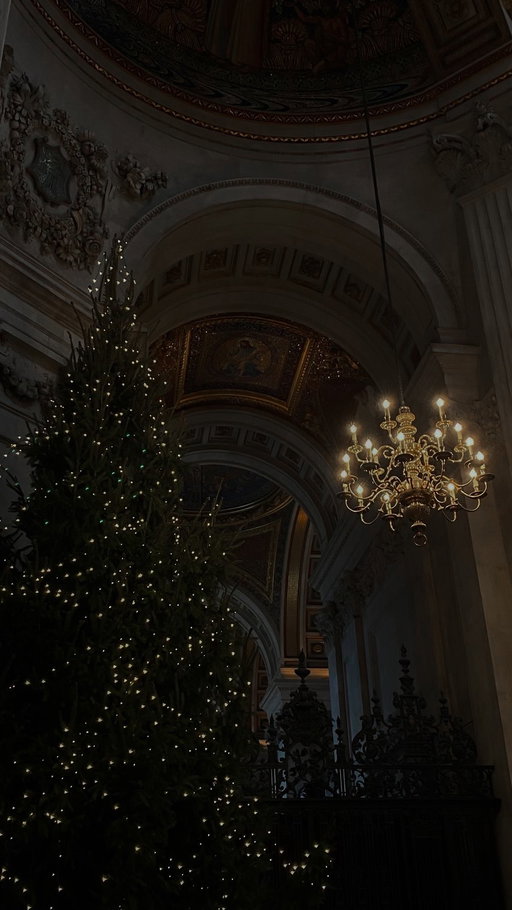 Un instant suspendu sous des milliers de bougies… 🕯️ Nous avons vécu un moment hors du temps, bercés par les notes iconiques d’Ed Sheeran et de Coldplay. 🎶
.
@candlelight.concerts reste et restera une merveilleuse idée de cadeau pour Noël.
.
J’ai un code pour vous valable jusqu’au 25 décembre : CDLCLEMENCE
.
Publicité