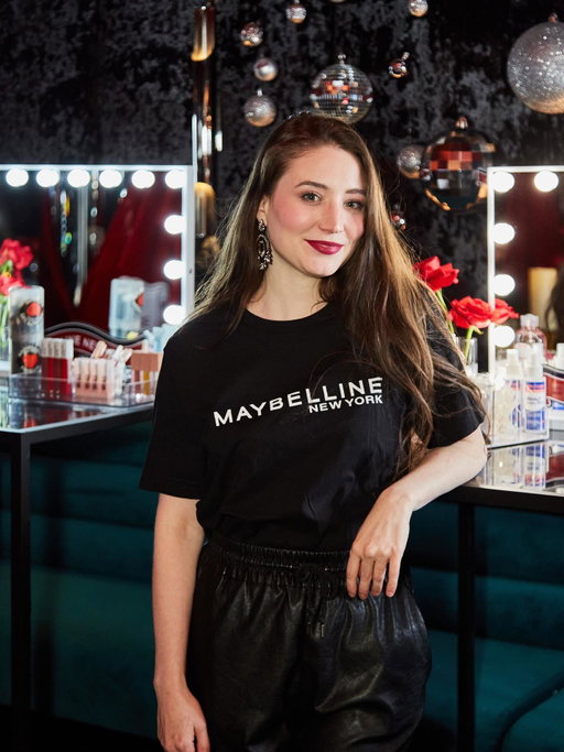 November Recap;

+ Amazing Holiday Party with @maybelline 
📸: @regulusdavid 
+ Officially in our 30s
+ Sephora Sale always (!!) oupsss
+ put up my christmas tree Nov. 1st 
& Mr. cat took a nap under right away. 
+ obsessed with the @summerfridays cream blush!! (product of the month on clients @matinee.studio 
+ trying @drinkpoppi for the first time
+ getting flower deliveries 🥹
+ beautiful @ardellbeauty packages @rosepr 
+ Amazing Event at @alphabet.cafe x @kiehlscanada, still dreaming about the 🍒 matcha! 
+ winter coming earlier then expected
+ first ever pr from @vichylaboratoires can’t believe it
+ perfecting my sushi skills 
+ getting my Birthday Kit @rhode on my birthday! 
+ more BTS from the Maybelline Holiday Party 🎄

#makeupartistlife #contentcreatorlife #holidaymakeup
