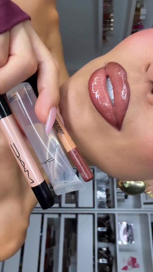 Love this combo so much I might just wear it on my next run✨🤌🏼👄
@makeupforever universal earth lip pencil 
@maccosmetics dazzle lip crayon in Moon rocket + MAC clear gloss

#lipvideo #makeup #liptutorial