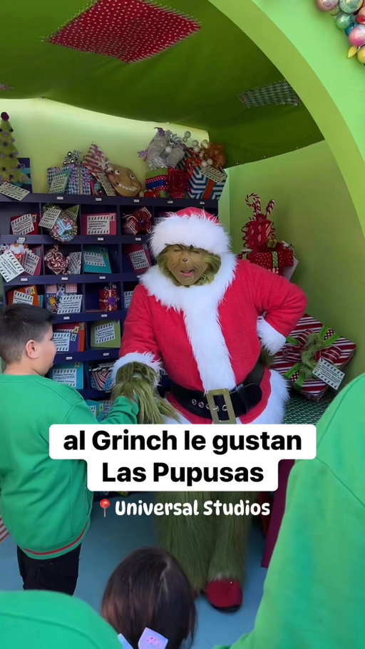 Le gustan las Pupusas con bastante cebolla, dice 😝😝#grinch #UniversalStudios