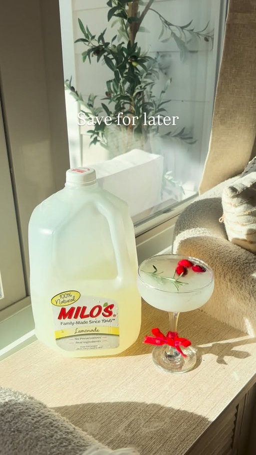 You have to save this recipe with @drinkmilos lemonade for your next party! We love Milo’s because it’s 100% natural and made with no artificial preservatives or added colors. #ad #milosmomentmakers 

🎄Ingredients
2 cups of Milo’s Lemonade
1 cup White Cranberry Juice
1 cup Ginger Ale 
1 cup Piña Colada Mix 
Rosemary and cranberries for garnish 

🎅🏻Directions
In a large pitcher, add Milo’s lemonade, white cranberry juice, and piña colada mix. Stir until smooth! Add ginger ale last so it stays bubbly. Pour over ice and garnish with a rosemary sprig + a few cranberries for the ✨whimsical winter punch✨ look.
#drinkrecipes #holidayrecipe #holidayrecipes #holidaydrinks #holidaydrink
