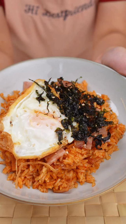 Sweet meets spicy in every bite! 🌶 🍳
This Kimchi Fried Rice gets an instant upgrade with CDO Sweet Ham, made with 100%
premium pork slices, tender and meaty, with that perfect balance of sweet and salty. 💛
Uii, natakam na si bestfriend! 😋

#CDOSweetHam #Hamsarapsarapeveryday #HiBestfriend #FoodieFred