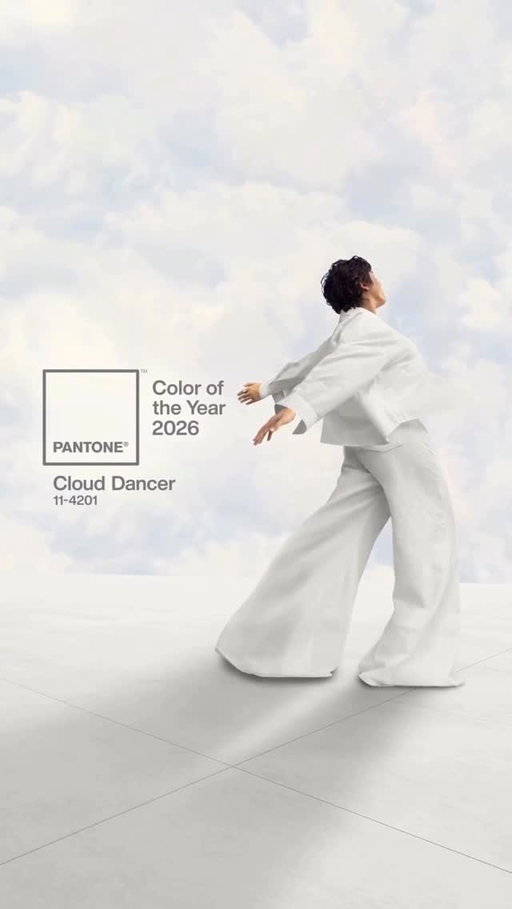 @pantonelatinoamerica Presentamos el Color Pantone del Año 2026, PANTONE 11-4201 Cloud Dancer.

Un blanco neutro y sutil cuya presencia etérea actúa como un susurro de calma y paz en un mundo ruidoso. PANTONE 11-4201 Cloud Dancer simboliza una influencia tranquilizadora en una sociedad que redescubre el valor de la reflexión serena.

Un blanco ondulante impregnado de serenidad, invita a la verdadera relajación y concentración, permitiendo que la mente divague y la creatividad respire.

En movimiento y en pausa, el Color Pantone del Año 2026, PANTONE 11-4201 Cloud Dancer, oscila entre la luz y lo etéreo, una calma viva que invita a la renovación, la visión serena y la liberación creativa.

Para descubrir más sobre Cloud Dancer, visita el enlace en nuestra biografía.

#Pantonera #ColordelAño #clouddancer