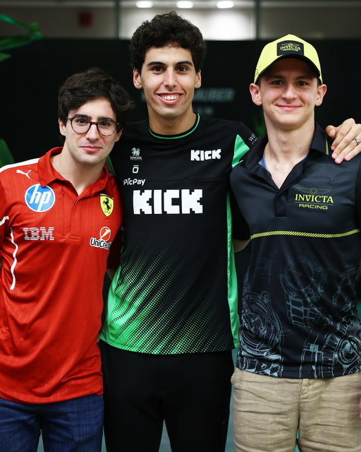FIVE #RoadToF1 titles in one photo! 🖐️🏆

2025 F3 champ Rafa, 2023 F3 + 2024 F2 champ Gabi, and 2024 F3 + 2025 F2 champ Leo linked up on Thursday at Yas Marina 🤝

#F2 #F3 #AbuDhabiGP #RafaelCamara #GabrielBortoleto #LeonardoFornaroli