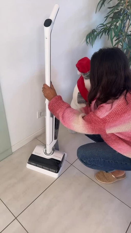 Entre les petites catastrophes du quotidien, les poils de Summer et mes cheveux… j’avais besoin d’un allié de compétition 😏

Depuis janvier, Le X-Clean 10 de chez @rowentafrance est officiellement mon BFF du ménage 🤩 : 

- il Aspire & lave en même temps
- il Gère les liquides et les solides
- il Se nettoie tout seul (la vraie paix mentale)

Et surtout… il me fait gagner un temps fou 🧼⚡️

Je recommande à 100% 😎 

#rowentafrance #xclean10 #aspirateurlaveur