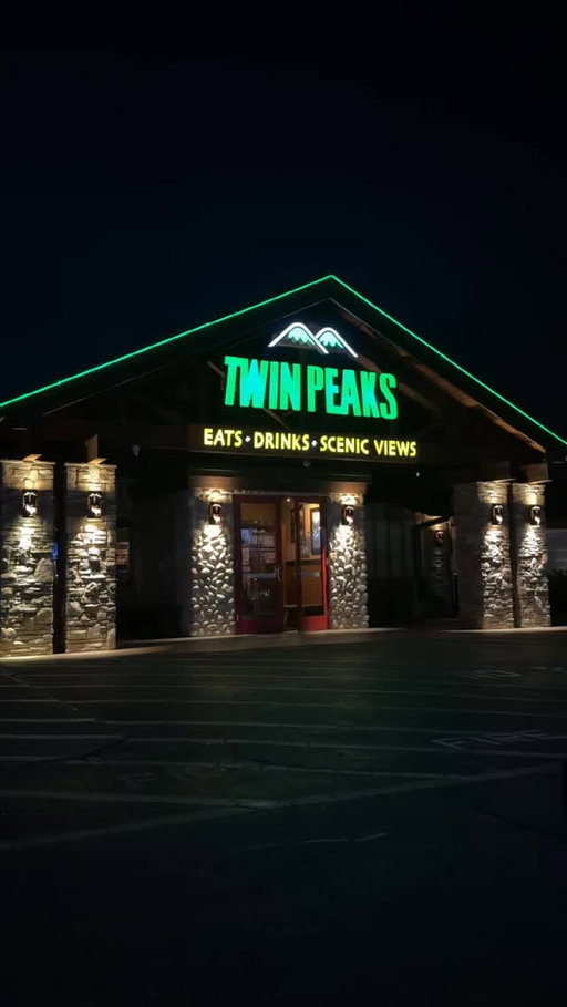 MNF is for the girls 💅🏽😛 @twinpeaksrestaurants #TwinPeaksRestaurants #TwinPeaksPartner #Ad