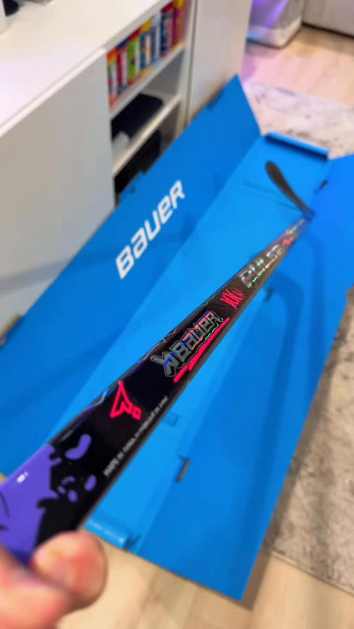 Limited Edition Graffiti Bauer Pulse, this thing is wild 🫟🎨 #hockeystick #hockey