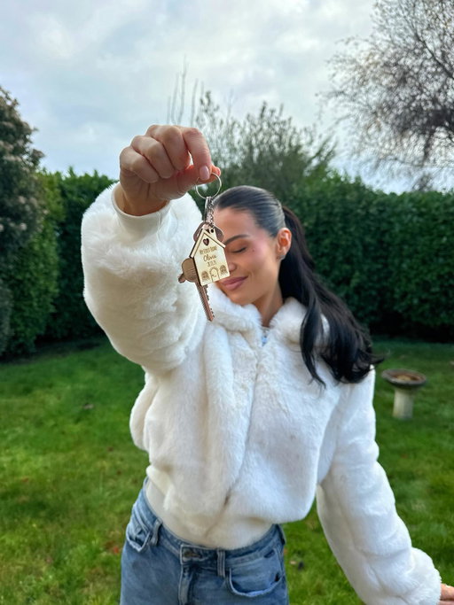 SHE’S A HOMEOWNER 🤍🥳 

…and she did it all by herself 🥹 massive thank you to @mortgagesavingexperts!! 🫶🏻
