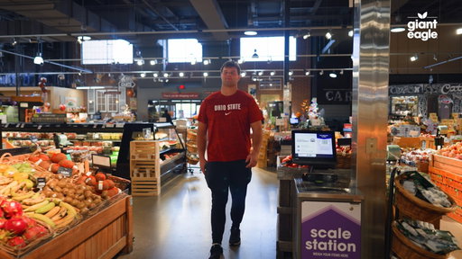 👨‍🍳🔥 Let Luke cook! @lukemonty_ helps @gianteagle customers tailgate like a champ. 

#GoBucks