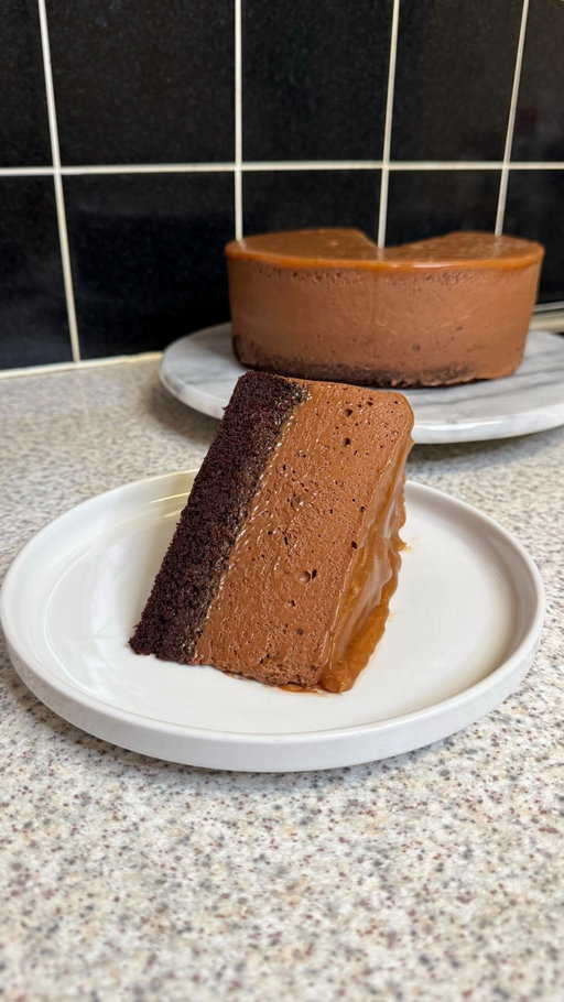 salted caramel chocolate mousse cake 🍫🍰

the full recipe is on ashbaber.com, there’s also a link in my bio 

#baking #foodreels #dessertideas #cake #goodfood #saltedcaramel